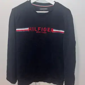 Säljer denna Tommy Hilfiger tröja för bra pris. Storlek M, passar 170-180. 14 eller 15 års ålden. Skicket är väldigt bra, använt få tal ggr.
