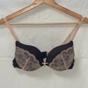 Bh bundle💕 - Jag lägger ut en massa BH:ar, desto fler du köper, desto bättre pris får du! Grå/blå push up bh med rosa spets, oanvänd! 🌷Från no secret i storlek 75B💕☀️