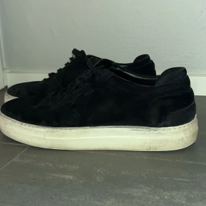 Axel Arigato Skor - Säljer nu dessa snygga arigato skor. Skorna är ganska slitna där av priset!