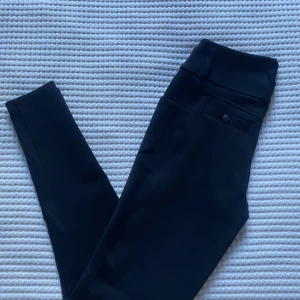 Avie Cheval Ridbyxor - Avie Cheval Classic Breeches Black strl M. Halvskodda. Nypris är 1899kr, 1500kr eller bud. Helt nya! 
