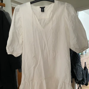 Klänning stl S  - Använd 2 gånger så i nyskick. Rymlig S