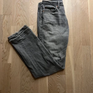 Jeans - Gråa slim fit jeans från WEEKDAY. Passar  folk under 15.