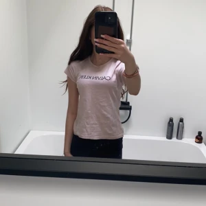 Calvinklein t-shirt rosa med svart text  - 11-13y 150-160cm