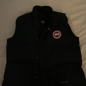 mörkblå canada goose väst - säljer min goose väst då jag har bytt stil. den är XS men sitter som S. jag är 180 och den passar perfekt