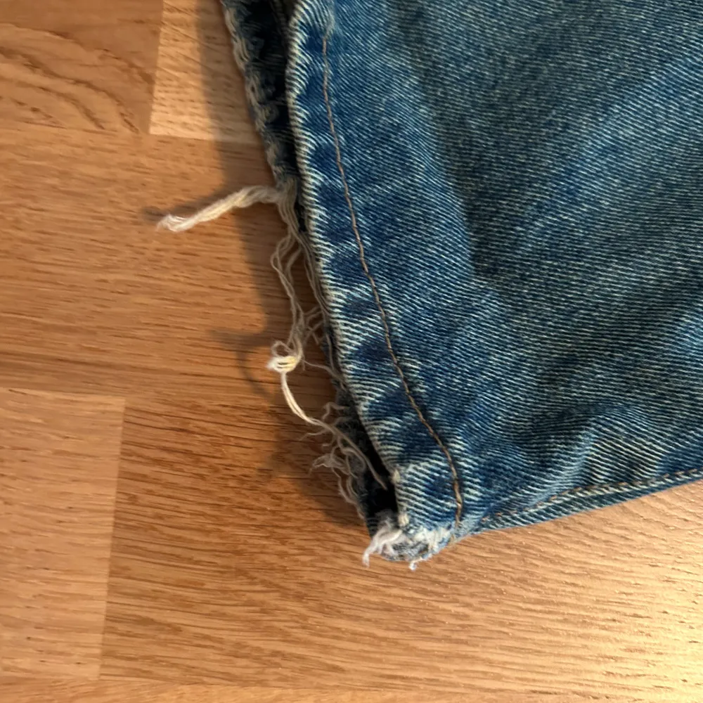 Använd 2-3 gånger, lite slitna då dem är lite långa så jag vek upp dem, men annars inga defekter, köpte den som L för att dem skulle sitta baggy vilket dem gjorde, passar mig som är S:). Jeans & Byxor.