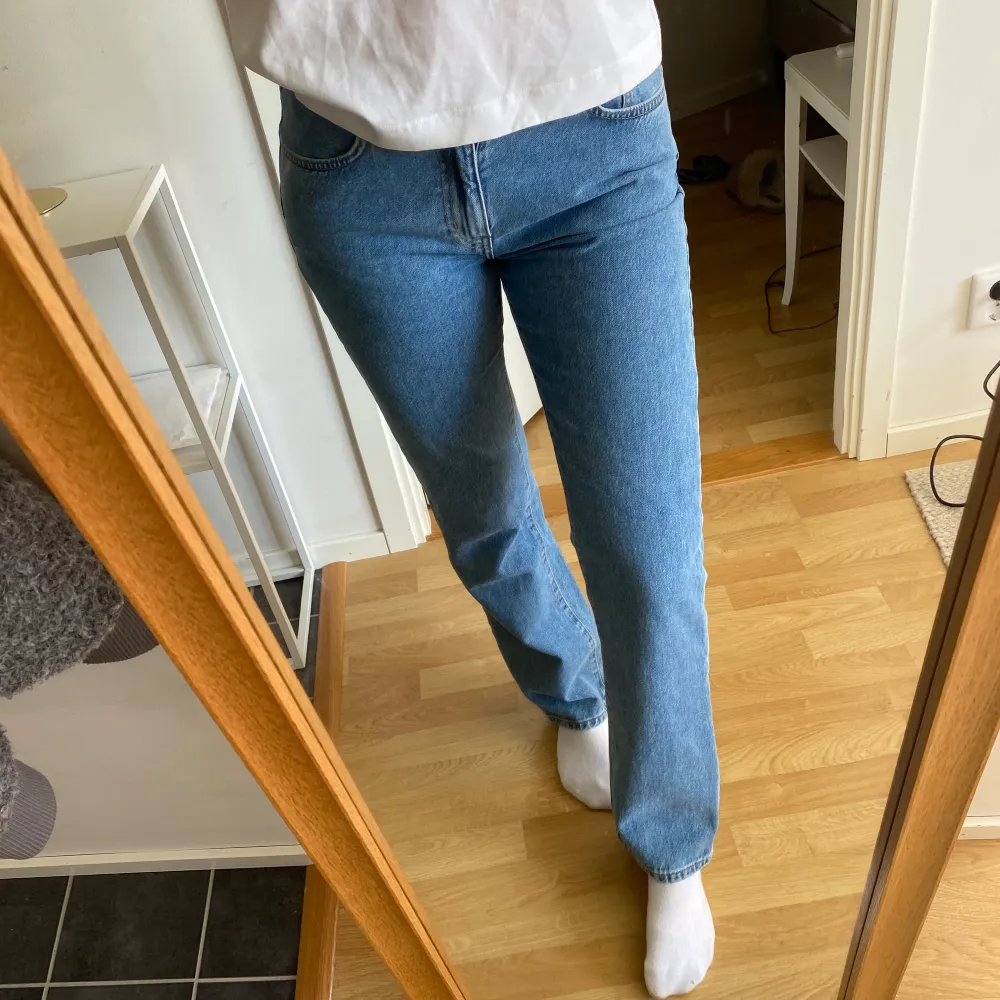 De perfekta blå midwaist jeansen från bikbok storlek 29/32, passar perfekt på mig som brukar ha 36/38 i jeans. Använda Max 3 gånger och säljs då jag har ett par nästan likadana. Skriv för fler bilder/frågor🫶🏼 nypris 699. Jeans & Byxor.