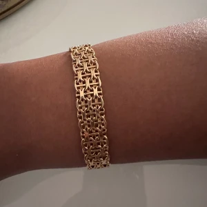 X länk -  1 cm bredd 18k. Pris kan diskuteras 