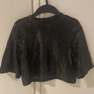 Fest topp  - Glittrig topp i fint skick! 