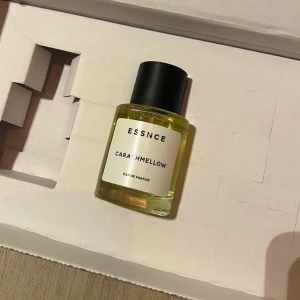 Essnce parfym - Säljer den här parfymen från essnce i doften carashmellow, den är oöppnad, säljer för jag råkade beställa 2st av den, slutsåld på deras hemsida