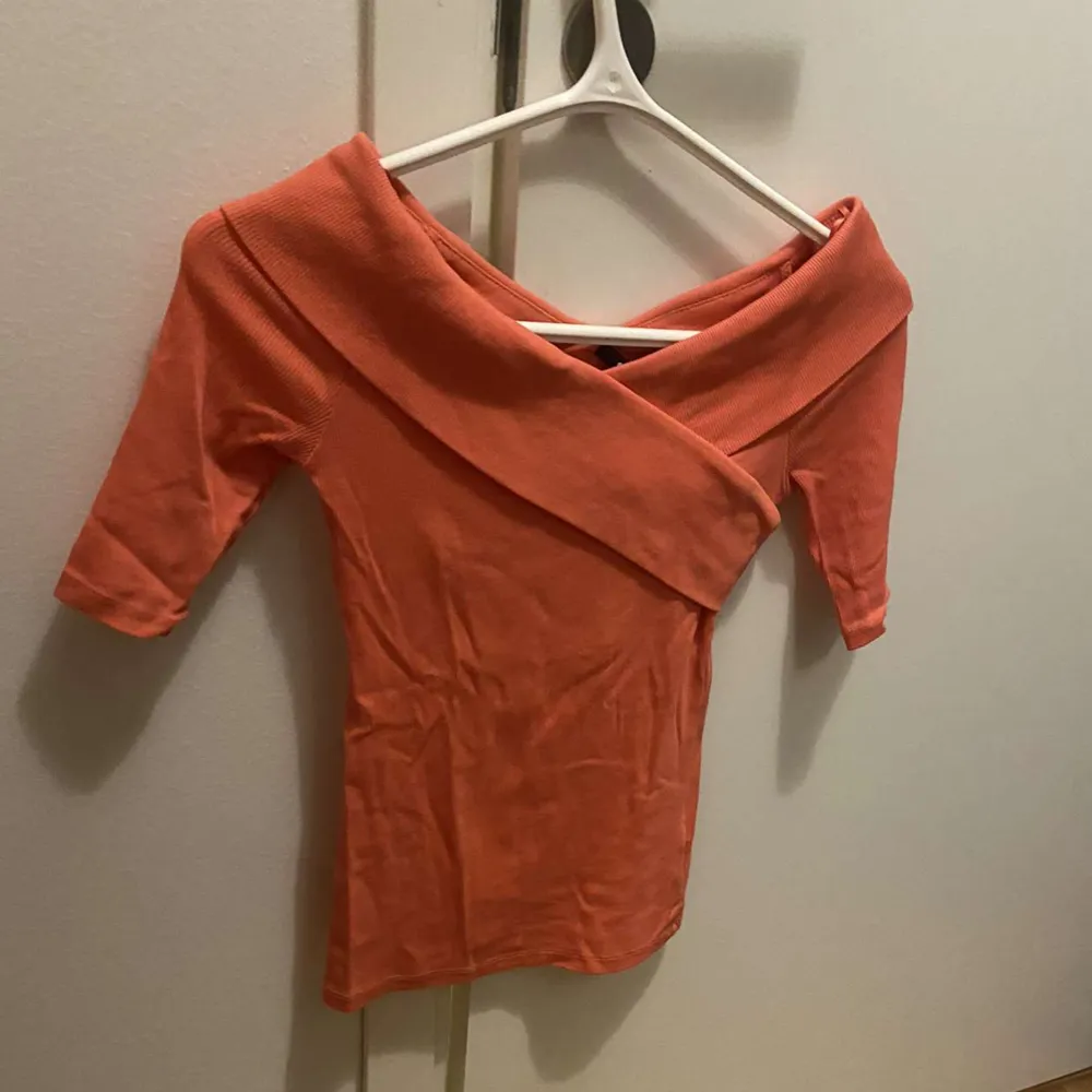 Orange fin topp i fint skick   Stl XS från Gina tricot  (Litet i storlek) . Toppar.