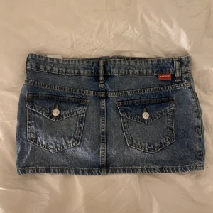 Jeanskjol H&M - Säljer nu denhär fina jeanskjolen som är köpt på H&M