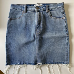 Jeanskjol  - Jeans kjol från Pull & Bear. Storlek M men liten i storleken, skulle säga att den passar S. I fint skick. 