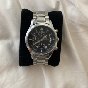 Klocka  - Hej jag har en klocka som jag inte använder är nästan aldrig använd har en bit över om den är för liten 