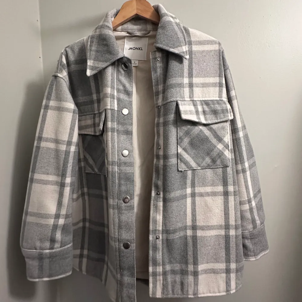 Helt ny ”skjortjacka” från Monki!! Den är i storlek M, tycker dessutom att det passar som unisex också! Perfekt till våren/hösten!!Köpte den för 600kr. Jackor.