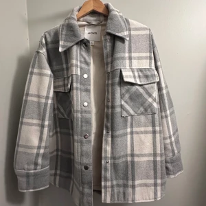 Jacka - Helt ny ”skjortjacka” från Monki!! Den är i storlek M, tycker dessutom att det passar som unisex också! Perfekt till våren/hösten!!Köpte den för 600kr