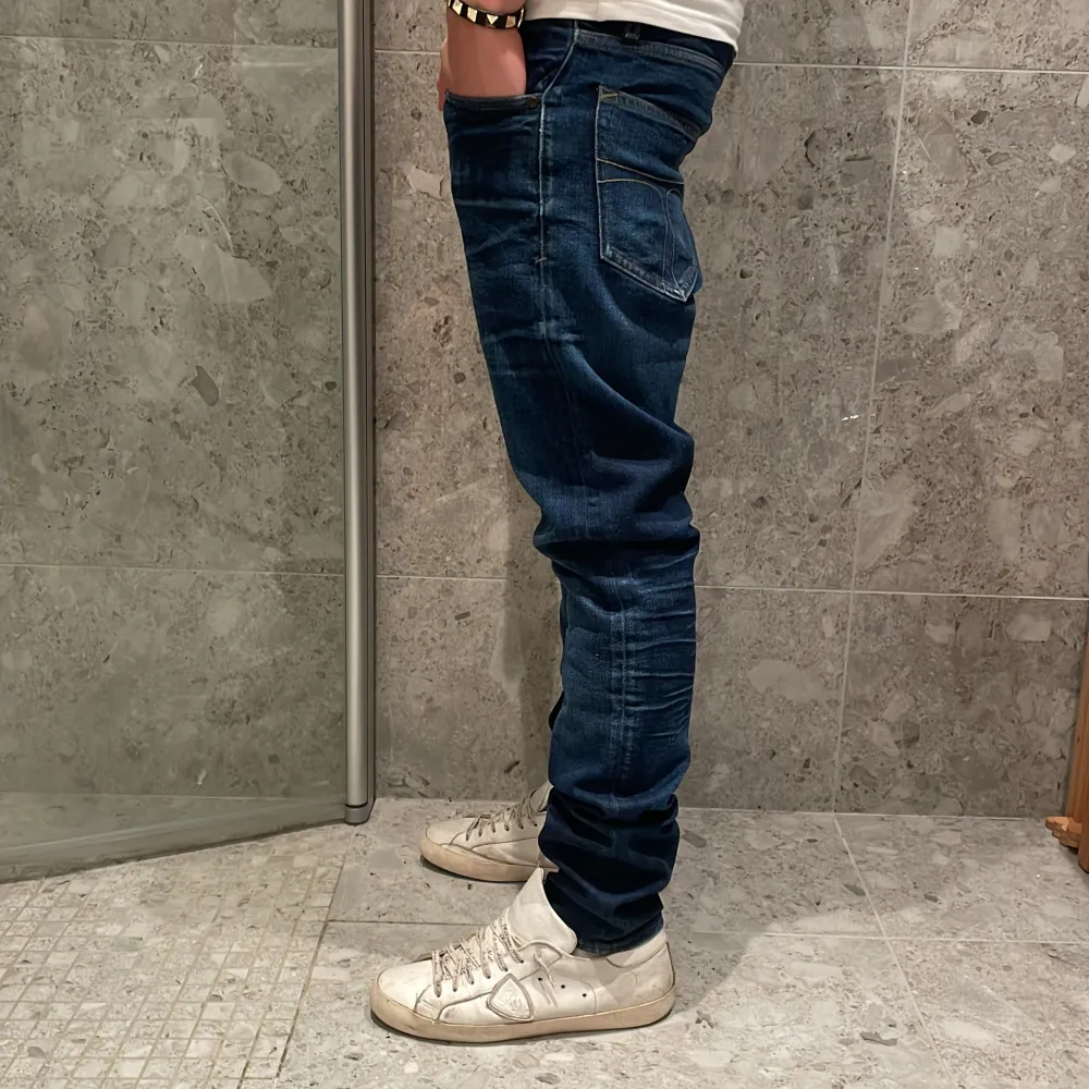 Hej! Vi säljer nu ett par riktigt snygga tiger of Sweden jeans | Strl: 29/30 Skick: 9/10 Retail: ca 1700kr | För ytterligare frågor är det bara att skriva🪄. Jeans & Byxor.