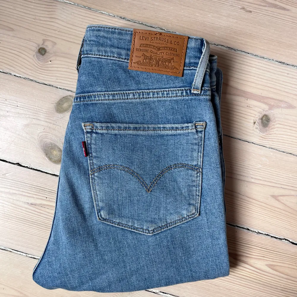 Levis 721 stretchiga jeans i nyskick, modellen ”high rise skinny”. Nypris 1249kr . Jeans & Byxor.