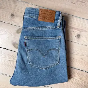 Levis 721 stretchiga jeans i nyskick, modellen ”high rise skinny”. Nypris 1249kr 