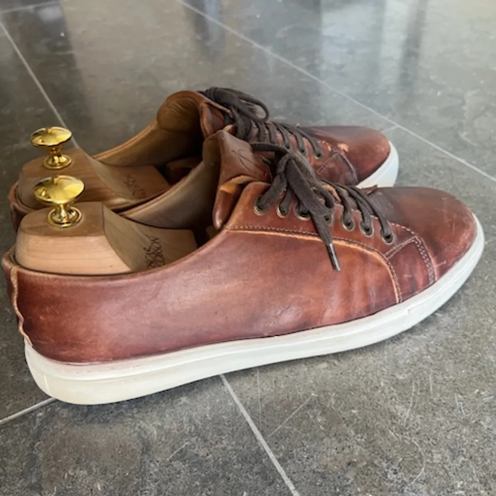 Säljer ett par Oscar Jacobson skor i läder storlek 43, passar mer som 44. Producerade i Portugal. PRIS KAN DISKUTERAS!. Skor.