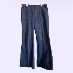 jättefina och coola bell bottom jeans köpta på humana. knappt använda! säljer då de tyvärr är lite för tighta på mig )):