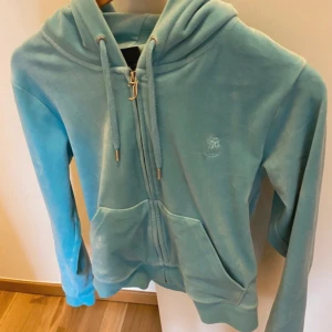 Juicy couture tröja  - Så fin blå färg  Endast använd någon enstaka gång 