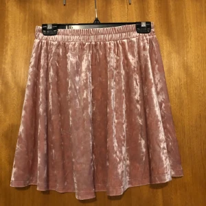 Velvet rosa kjol  - St 170 passar xs-s Elastisk midja  Nyskick 