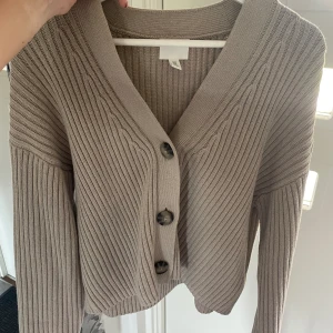 Kofta med knappar  - Super fin! Endast använd två gånger💕