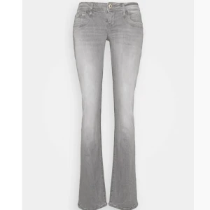 Ltb jeans - Intressekoll på dessa super snygga och slutsålda jeans från ltb! De är sparsamt använda och i väldigt bra skick. De är lite nedtrampade på ena sidan (se sista bild) men inget man tänker på💞 säljer endast vid bra bud så kom med prisförslag!