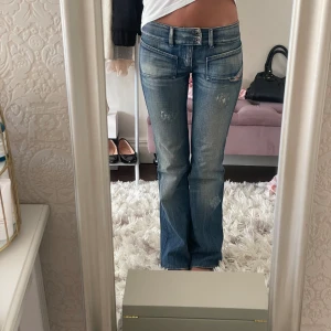 Diesel jeans - Säljer nu mina så snygga diesel jeans då dom inte kommer till användning längre, inga defekter och som nya! Storlek w27 och passar mig perfekt längdmässigt som är 173💕 innerbenslängden är 79cm och midjemåttet är 37cm rakt över 🫶🏼priset kan diskuteras 