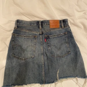 Levis kjol - Säljer denna jätte fina kjolen från Levis. Då den tyvärr har blivit för liten på mig. Storlek 26. Bra skick 💕