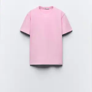 Säljer denna rosa T-shirten från Zara. Den är i storlek S och endast använd en gång!😍