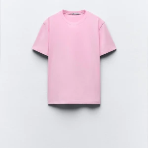 Rosa T-shirt  - Säljer denna rosa T-shirten från Zara. Den är i storlek S och endast använd en gång!😍