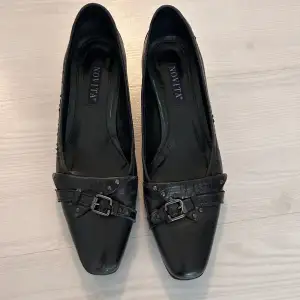 Black with silver buckle  Size 39eu  Good condition 
