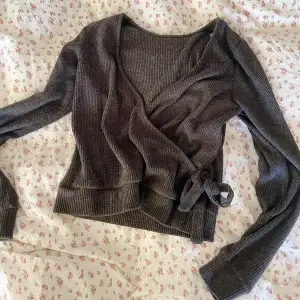 Snygg pullover som man kan ha både fram och bak (se bilder)