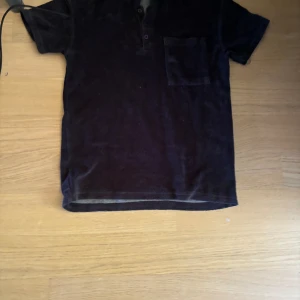 Svart tröja  - Den är snygg till sommaren.Den är svart och ett lite gosit matrial 