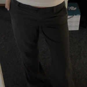 Lågmidjade kostymbyxor  - Säljer mina gråa lågmidjade kostymbyxor från H&M då dom inte kommer till användning. Super fina och passar till alla tillfällen🫶🏼 har sprättat upp dom längst ned så dom går ner till marken på mig som är 166 (se sista bilden)