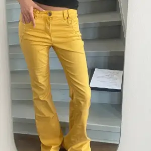 Supersnygga gula bootcutjeans, sitter sååå bra!! Men kommer inte till användning längre. Brukar ha 34 i jeans men är rätt töjbara så passar säkerligen en 36a också!