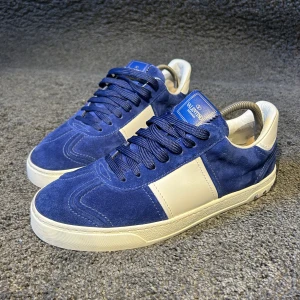 Valentino flycrews blå - Tja! Säljer dessa sjukt snygga och eftertraktade blå flycrewsen i skick 9,7/10. Använda ett par gånger men är som nya! Alla nitar kvar! Storlek 43. Vårt pris 5499! Pris går o diskuteras, skriv vid frågor!🔥