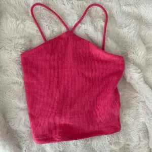 Säljer denna rosa bandue/linne med korsade band från Ginatricot. Den är i storlek XS och i bra kvalite. 