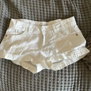 Shorts - Superfina linneshorts som tyvärr blivit för små. Jättebra skick. 