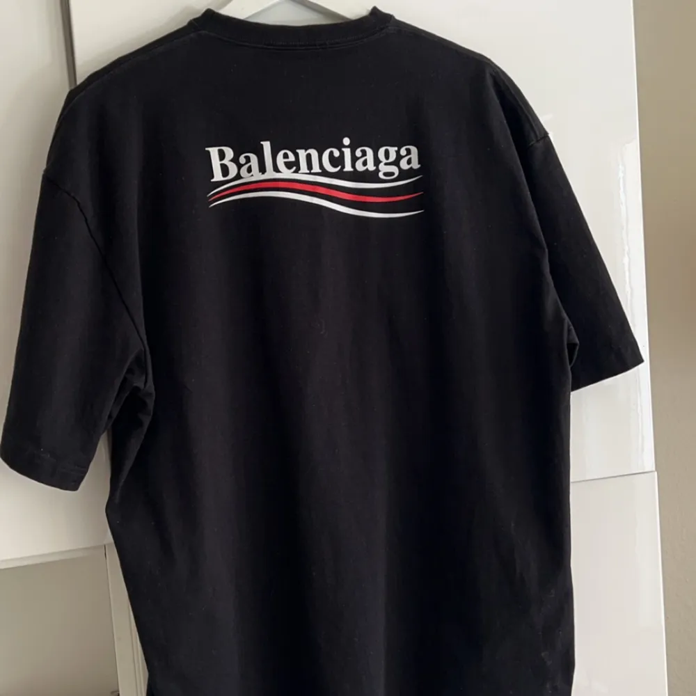 Oversized balenciaga t-shirt i storlek M  Nyskick. T-shirts.