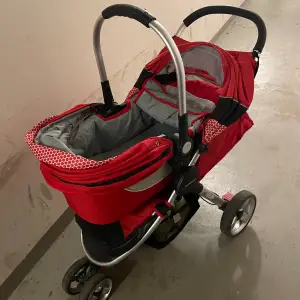 Säljer nu vår barnvagn p.g.a att vi inte har användning till den längre, barnvagnen kommer med en säng som går att ta av och sätta på