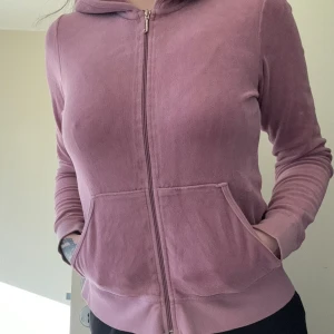Juicy couture vintage kofta - Juciy couture vintage gamla modellen, storlek M men passar S eller XS som jag har. Superfin och mysig, vet att många saknar den gamla juicy modellerna så nu säljer jag min❤️🥰🌸Superfint skick och jättemysig. Okej skick🌸