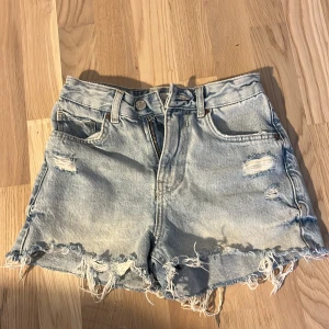 Jeans shorts, bershka; ljus blå denim - Säljer mina älskade bershka shorts som är för tyvärr för små, har använt ett fåtal gånger och det finns inga defekter allas, kan tyvärr inte skicka bilder med de på eftersom de inte passar längre. Jag köpte de för 300kr och säljer för 150kr 💕
