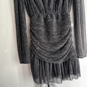 Meet me there klänning - Säljer denna cocktail klänningen från meet me there 🍸💓  Passar för den som har storlek Xs/S   (dem två sista bilderna är lånade!!)