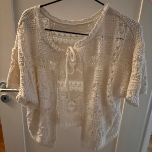 Stickad kofta - Stickad kofta från zara med knyt vid halsen