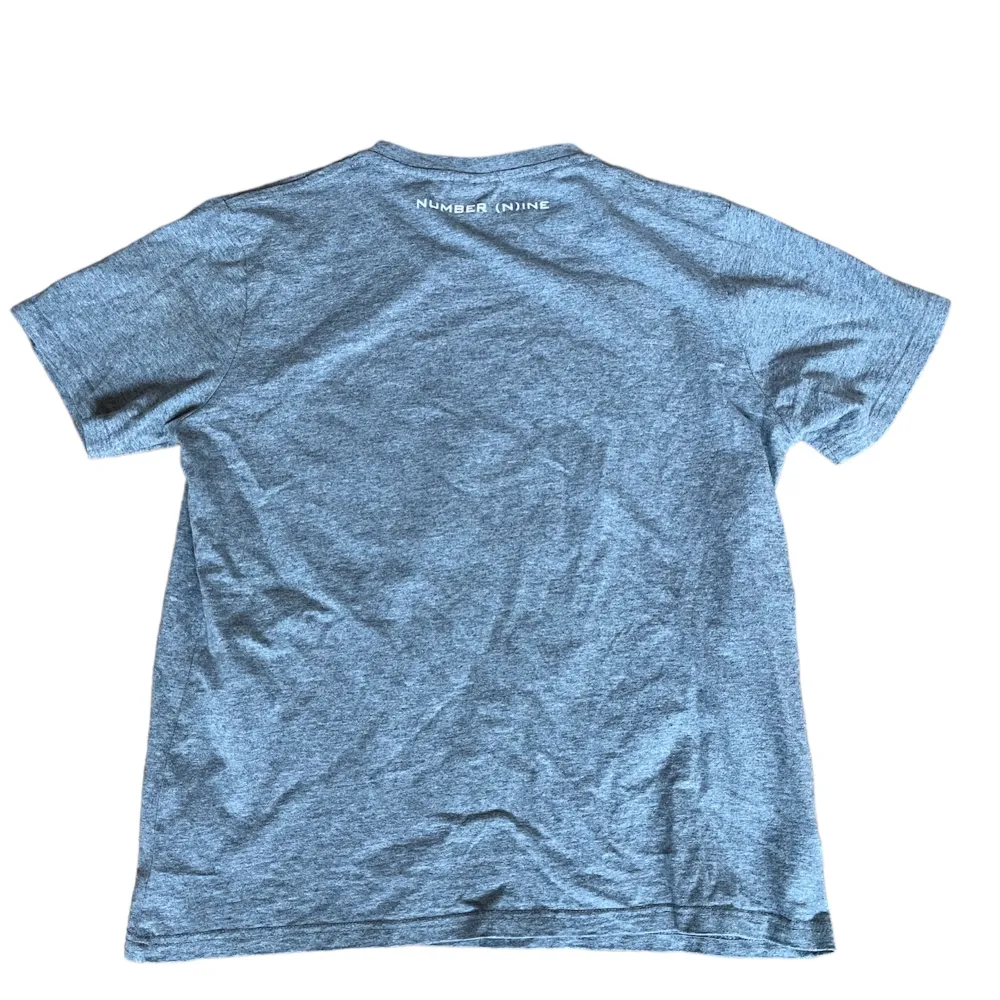 Number Nine x Marlboro Archive T-shirt i japansk storlek F men passar M perfekt. Tröjan är äkta och i mycket bra skick utan några fläckar eller skador. Känn dig fri att fråga om du undrar något!. T-shirts.