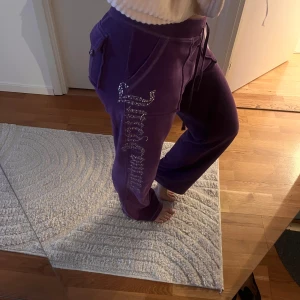Juicy Couture 2000s - Hoodie: 400 Byxorna: 400 Båda för: 700  Jag är 167 cm lång