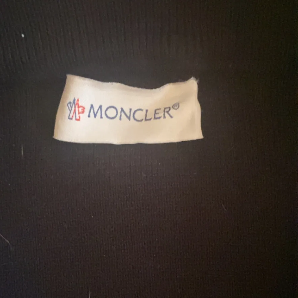 Säljer den här svarta Moncler cardiganen, den är i perfekt skick och använd endast några månader. Det finns ett minimalt litet hål under ena fickan men det är inget som syns vid användning. Hör av er vid funderingar!. Jackor.