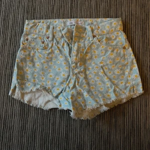 Mönstrade jeansshorts strl 152 - Ett par blommigt mönstrade denimshorts från Zara i storlek 152. Nästan oanvända och därför väldigt fint skick.